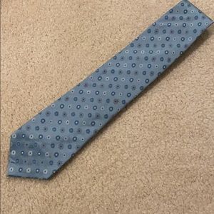 Geoffrey Beene 100% silk tie - light blue floral